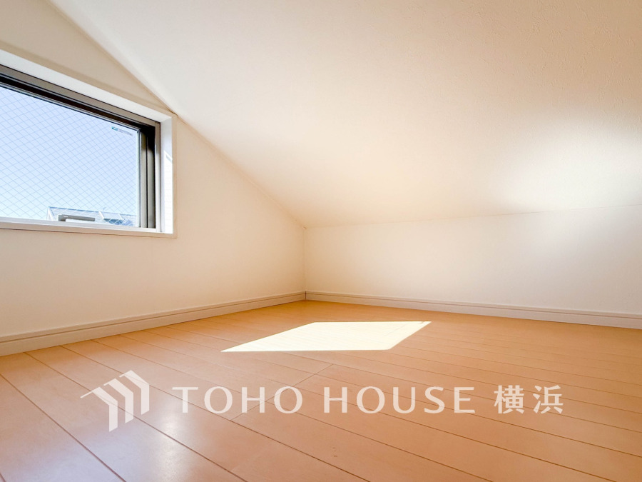 ロフトもこれだけの大きさがあれば、大きなお荷物や、衣替えの衣装ケース、その他たくさんの荷物が入ります。居室の中をすっきりとさせる事が出来る造りです。