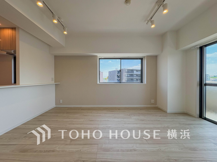 自然光が差し込む広々としたリビング。シンプルな内装で家具配置も自由自在です。