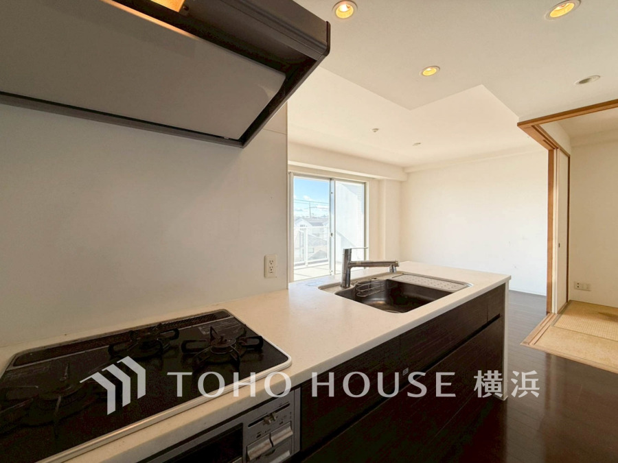 スタイリッシュな対面キッチンを採用。キッチンからリビングが見渡せるので、お子様を安心して遊ばせながら家事ができますね！リビング学習をするお子様にも声がかけやすい自然な距離感です。