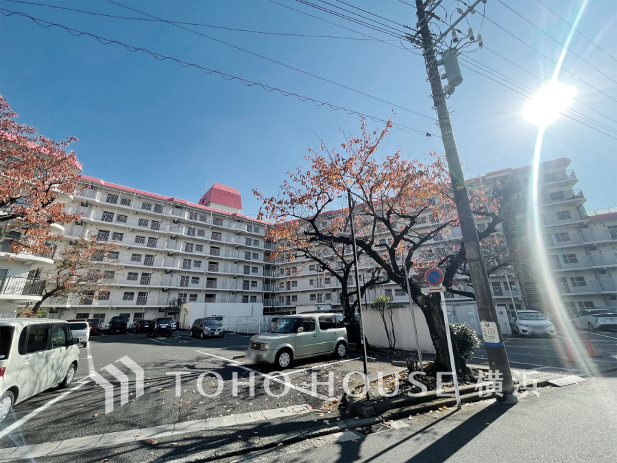 爽やかな青空の下に贅沢なほどに降り注ぐ陽光、豊かな居住性と、クオリティが見事に調和した住空間は、住まうことの喜びを感じさせてくれます。