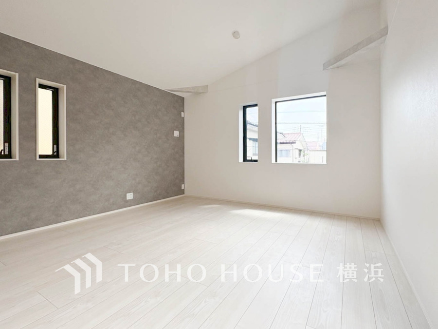 開放的な広さと3面採光がもたらす、光溢れ豊かな居住空間はこの住まいのクオリティを感じさせてくれます。豊かな時間が流れるこの場所に暮す喜び