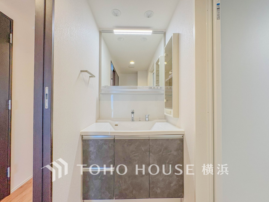 清潔感のあるプライベート空間は、身だしなみチェックや肌のお手入れに最適です。収納もあり、スッキリと見映えの良い空間に拵えました。時間に余裕とゆとりを持たせます。