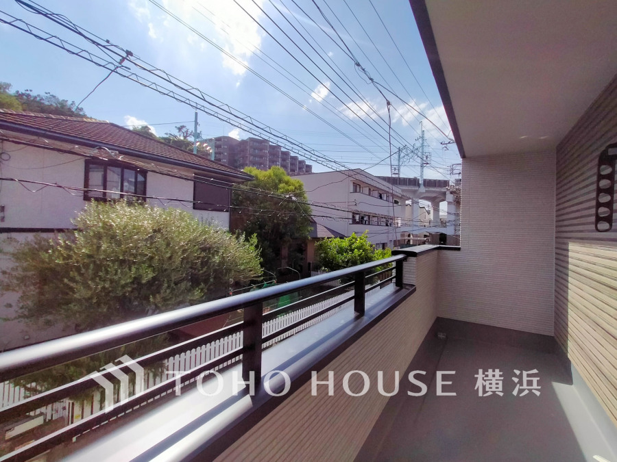 南西向きのワイドバルコニーを2階、3階に設置し、室内に快適な光と風を取り込みます。