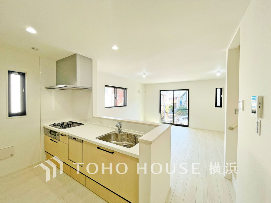 明るく開放的な対面キッチンから、家族の様子を見守りながら料理が楽しめるリビングダイニング。