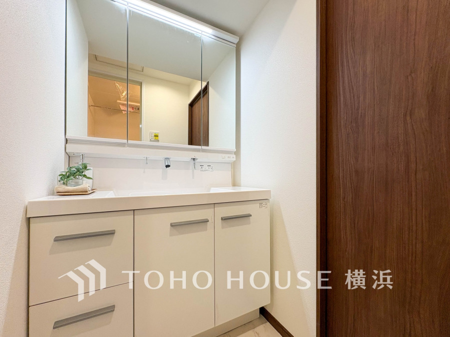 新規交換された洗面化粧台は美しく使いやすい機能が備えられています。