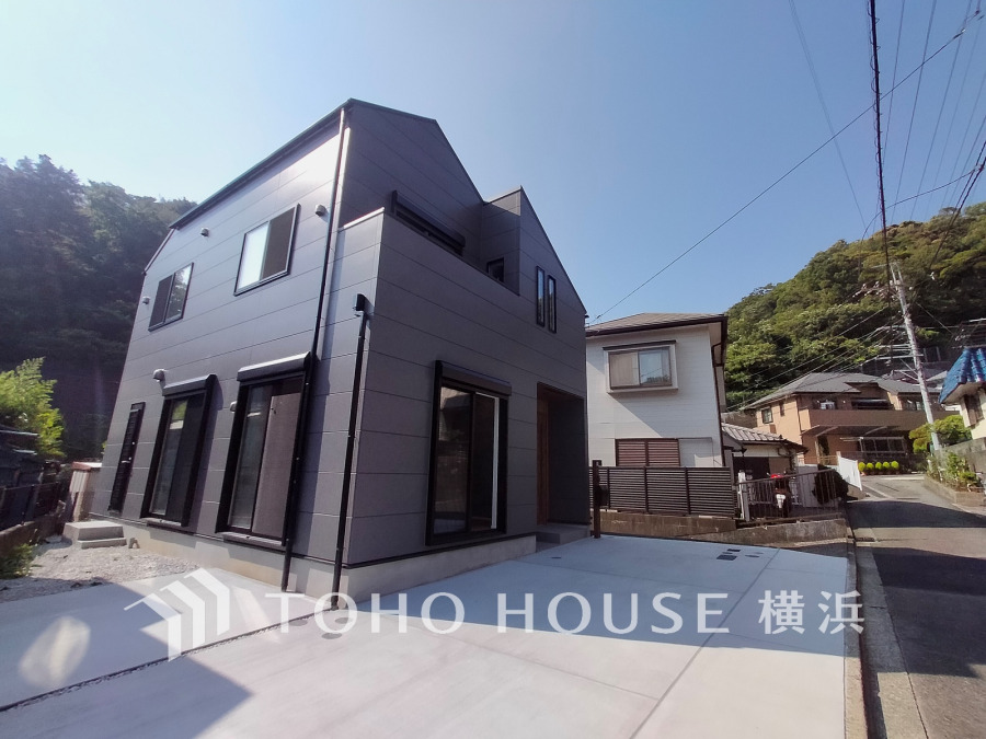 風を感じ青い空から太陽の恵みを感じる温もり溢れる佇まい。住む人を映し出す洗練された佇まいは、いつまでも輝き続けながらいつしか街の風景に溶け込んでいきます。