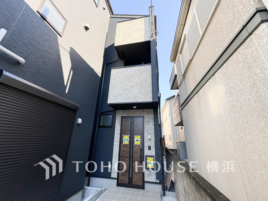 スタイリッシュな外観の3階建て住宅。狭小地を有効活用し、都会的で快適な暮らしを実現します。