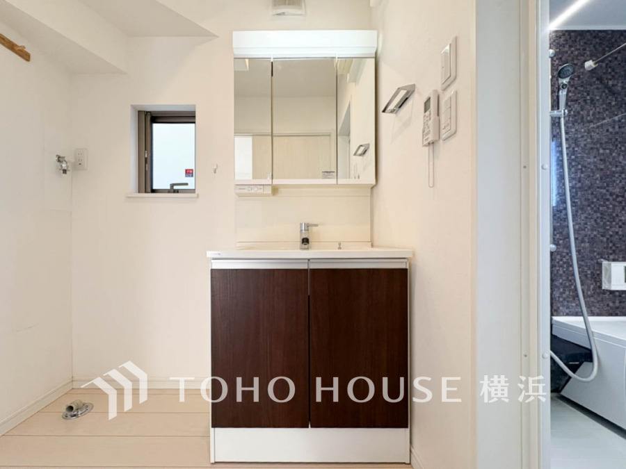 洗面台には三面鏡を採用。身だしなみを整えやすい事はもちろんですが、鏡の後ろに収納スペースを設ける事により、散らかりやすい洗面スペースをすっきりさせる事が出来るのも嬉しいですね。