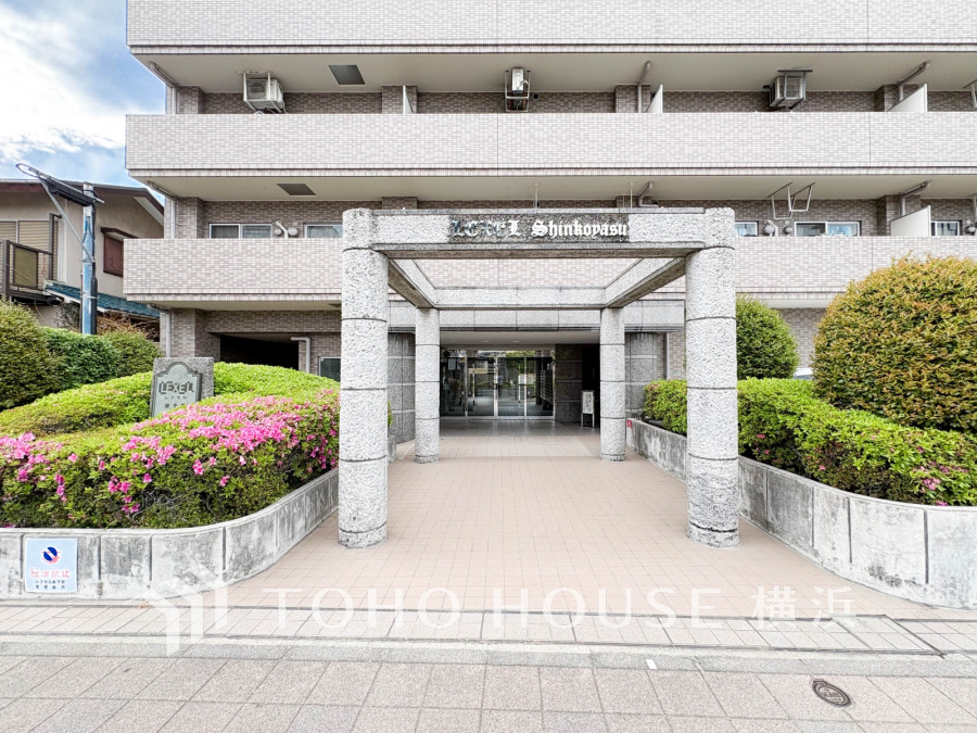 植栽の位置や開放的なエクステリアも含めて美しくトータルにデザインされています。時間のゆとりと空間、爽やかな陽光がもたらす光と風を贅沢なまでに感じる暮らしが始まります。