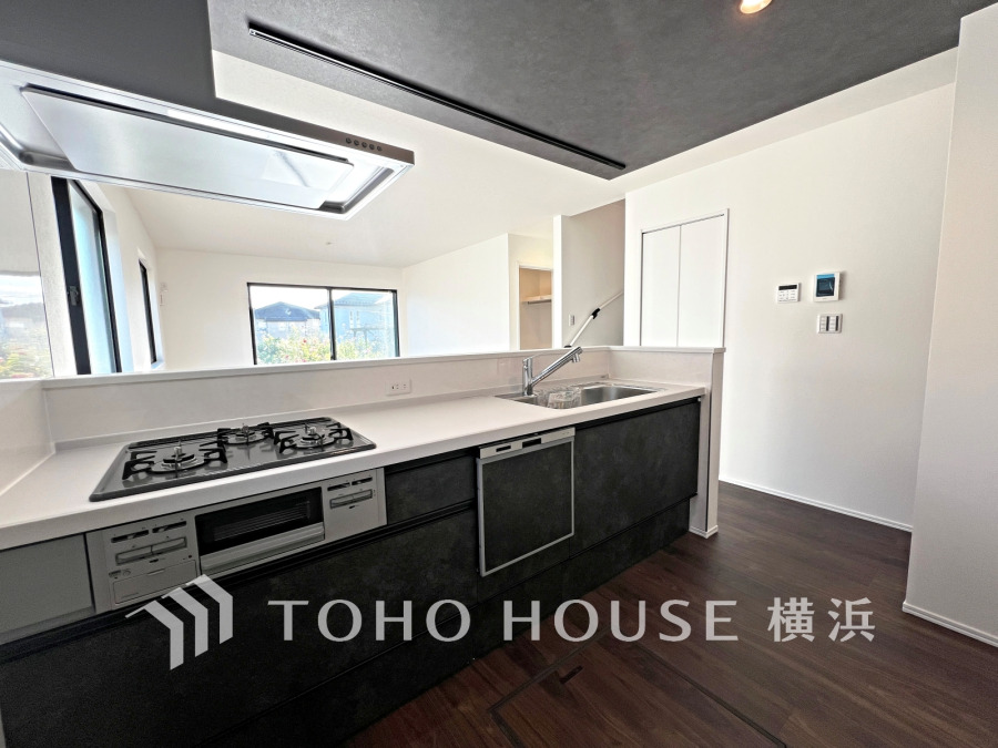 誰もが使いやすいデザインにこだわったキッチン。プライベートスペースを彩るインテリアとしての美と、快適な日常を支える機能性と強さがひとつになったキッチンです。