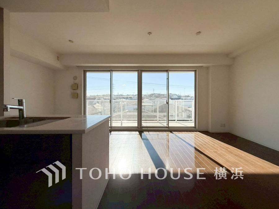 柔らかな色合いのフローリングと清潔感の溢れるクロスが明るい空間を創り出しているリビングダイニング。憩いの場に相応しく、ここで楽しむ家族の時間が絆をより深めてくれそうです。