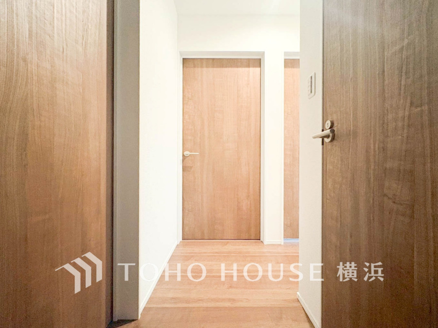 上質感漂う玄関と廊下。居住者の帰り、訪れる方を優しく迎える・安らぎに満ちた生活空間を予感させる。健やかな暮らしを楽しめそう。