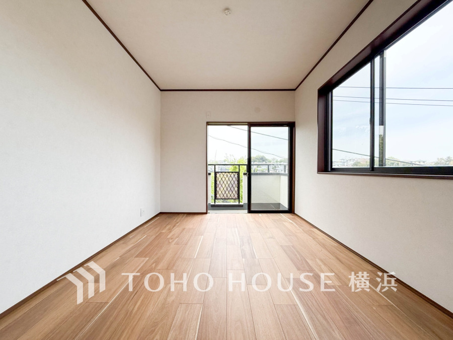 バルコニーに面した明るい洋室。穏やかな陽射しが、ゆったりとした寛ぎの時間を包みます。
