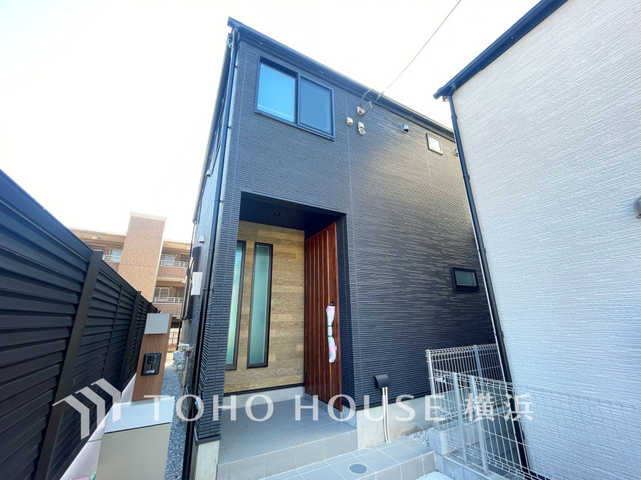 鮮やかな青空がよく似合うスタイリッシュな建物。時代が移り変わっても飽きのこないデザインは、世代を超えて永く住み継ぎたくなる、そんなお住まい。