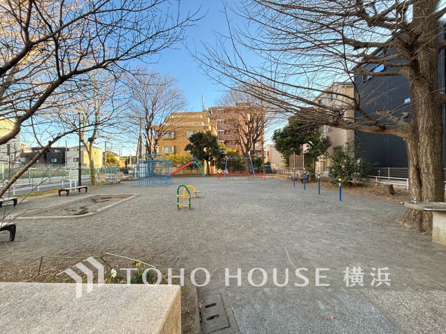 マンション前に公園があり開放感のあるロケーションです。