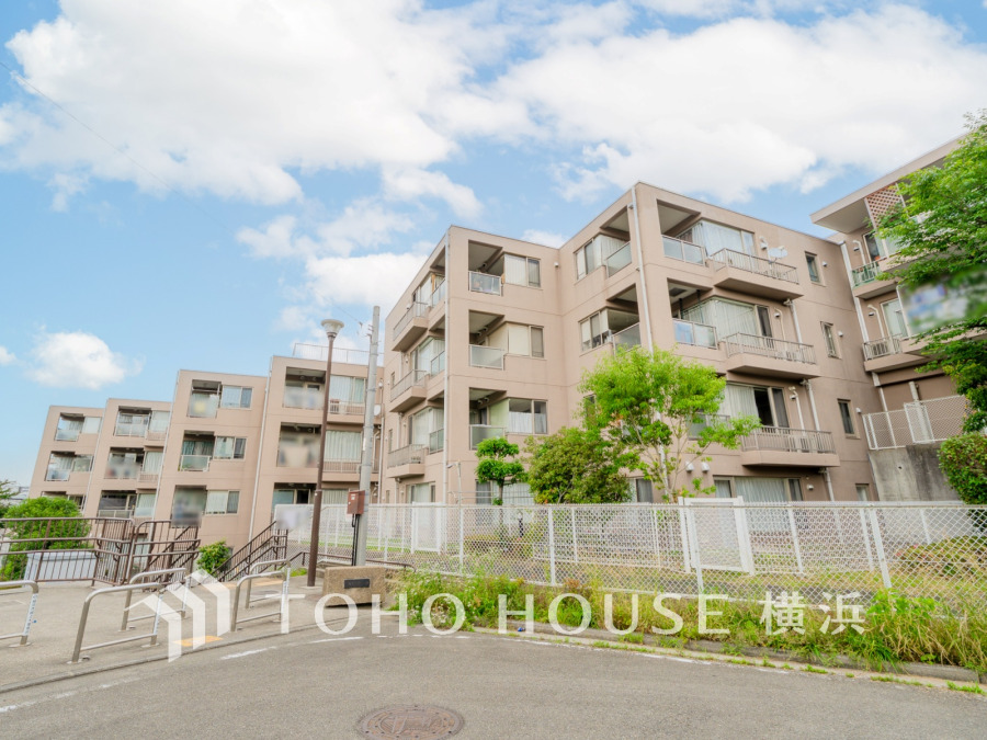 ふりそそぐ陽射しと開放的な空間形成。青空を背景に更なる美しさを醸す佇まい。暖かな陽光と爽やかな風がハーモニーを奏でる上質な空間を愉しむ暮らしがここにある。