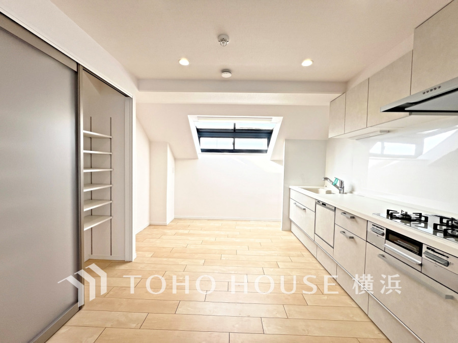 明るい自然光が差し込むゆとりあるキッチンスペース。機能的なシステムキッチン、豊富な収納も魅力です。