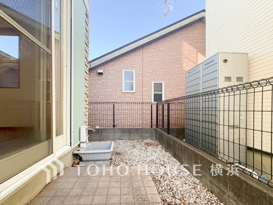 毎日の暮らしの中に癒しを与えてくれるお庭スペース。小さなお子様の遊び場にもちょうど良い空間です。ガーデニングで色とりどりの草花を綺麗に飾ればより一層華やかな空間になります。