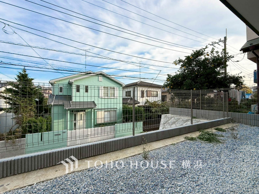 毎日の暮らしの中に癒しを与えてくれるお庭スペース。小さなお子様の遊び場にもちょうど良い空間です。