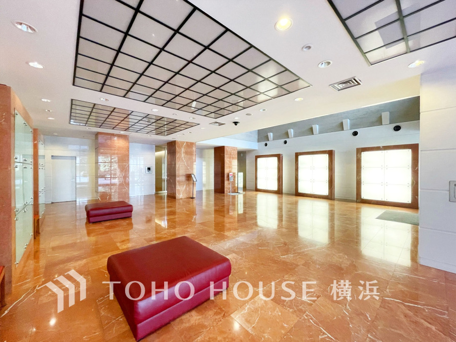 高級感あふれる大理石フロアの広々としたエントランスホール。快適な共有空間が住まいの第一印象を彩ります。