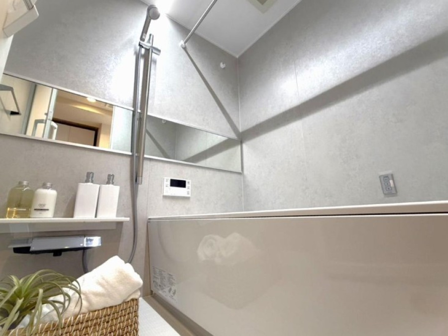 上質が感じられる質感とカラーリングで、清潔な空間美を実現。一日の疲れが癒される優雅なバスタイムを堪能できるゆとりあるバスルームです。