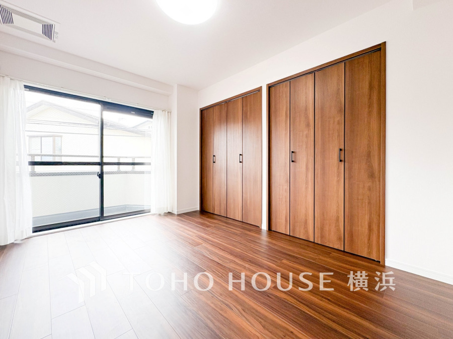 バルコニーに面した明るい空間。穏やかな陽射しが、ゆったりとした寛ぎの時間を包みます。
