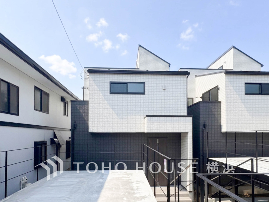 スタイリッシュな白黒の外観が際立つ、洗練されたデザインのモダン住宅です。清潔感と機能性を両立。