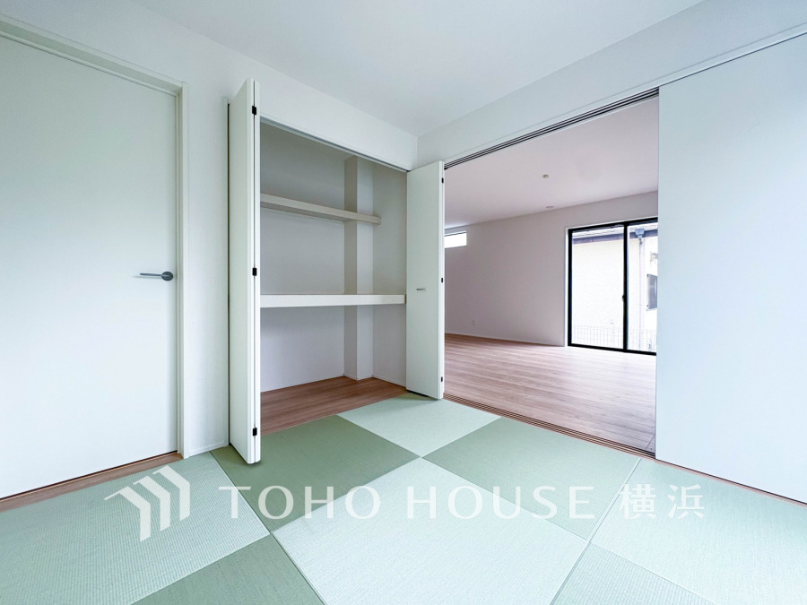 和室があることで落ち着きと癒しの空間が生まれます。来客時の客室としても利用できますし、お子様のプレイルームやお昼寝にも適したお部屋です。