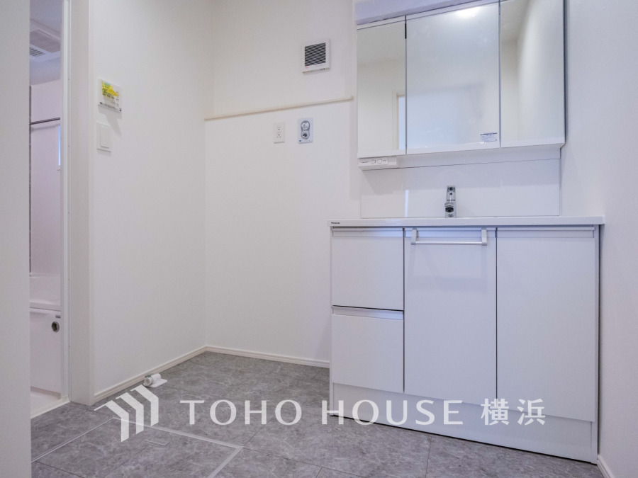 洗面台には三面鏡を採用。身だしなみを整えやすい事はもちろんですが、鏡の後ろに収納スペースを設ける事により、散らかりやすい洗面スペースをすっきりさせる事が出来るのも嬉しいですね。