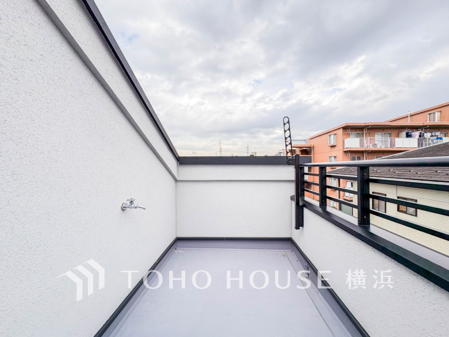 】暮らしの中で光と風を演出してくれるバルコニー、見事なまでの開放的な空間を演出しながら、プライベート性も確保された空間は我が家の自慢です。