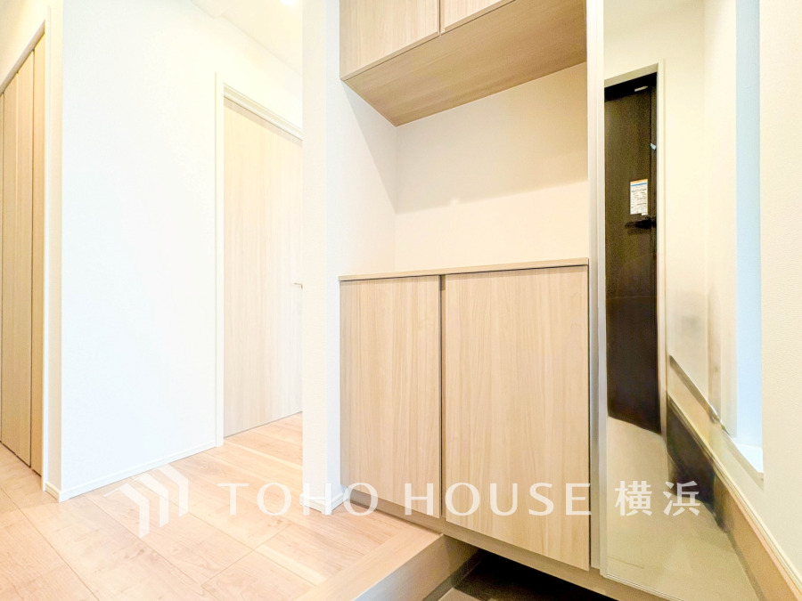 清潔感溢れる玄関がお出迎えする本邸宅の物語は、ここから始まる日常を期待させます。この場所には「希望」と「優越」で包み込んでくれる「特別」な空間があります。