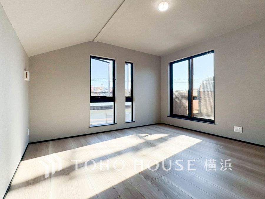 陽光が差し込む明るい空間。シンプルな内装と大きな窓で開放感あふれる居室です。