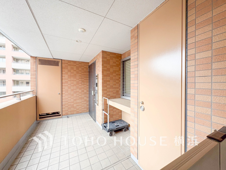 玄関には住居の独立性を高めるゆとりあるポーチ付き
