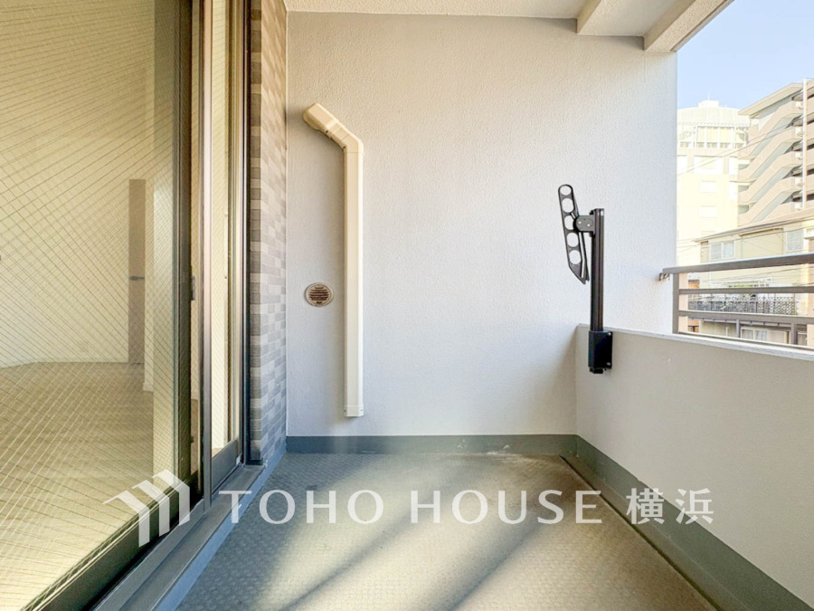 奥行きのあるバルコニーが、暮らしの中での光と風を演出してくれています。見事なまでの開放的な空間をお楽しみください。