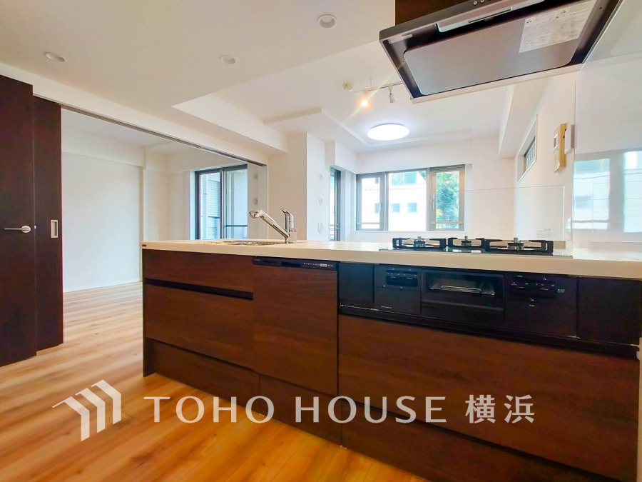 開放感あふれる対面キッチンは、家族と会話を楽しみながらお料理ができる快適な空間です。収納も充実しています。