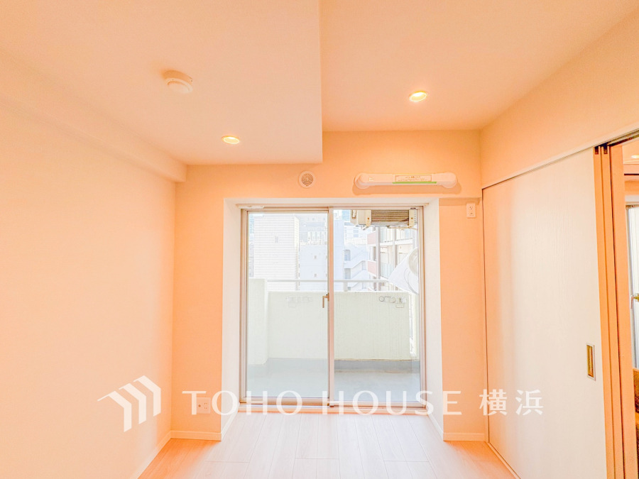 明るい光が差し込むシンプルな洋室。バルコニーに面し、開放感と快適な暮らしを実現します。