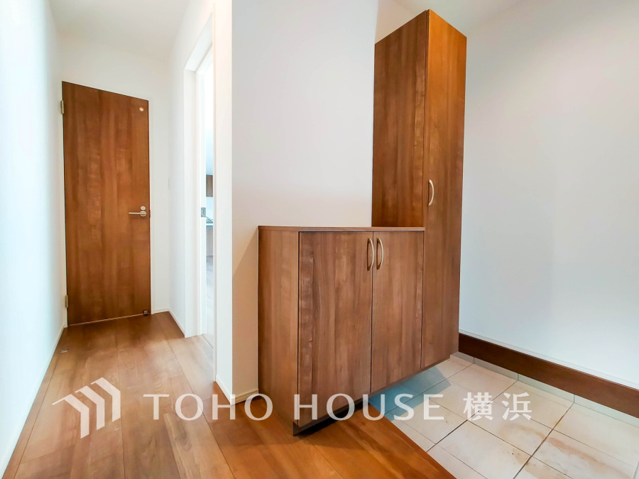 お客様をお迎えする玄関は落ち着いた雰囲気。帰り着くたびに洗練されたテイストの空間に迎えられ誇りと喜びを感じる玄関まわりです。