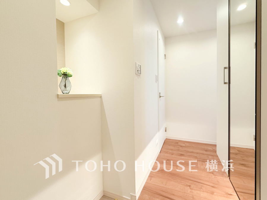 収納豊富なトールサイズのシューズボックスを設置。お洒落なニッチ付きです。