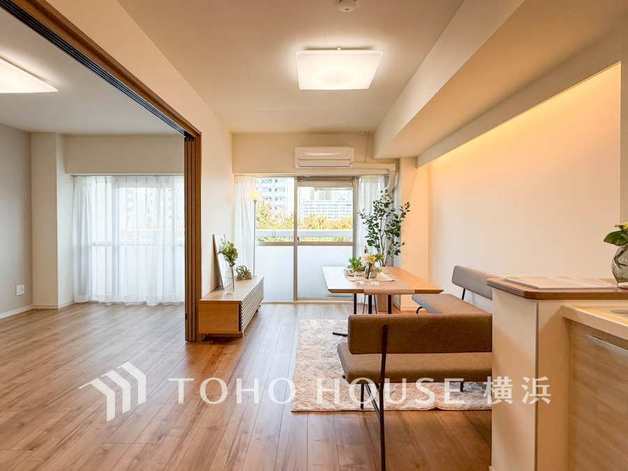 家族と過ごすひと時を溢れる光が優しく包み込むリビングダイニング。家族とともに、心穏やかに過ごすひととき。家族との時間、自分の時間を大切にできる空間がここにあります。