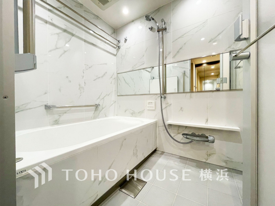 上質が感じられる質感とカラーリングで、清潔な空間美を実現。一日の疲れが癒される優雅なバスタイムを堪能できるゆとりあるバスルームです。