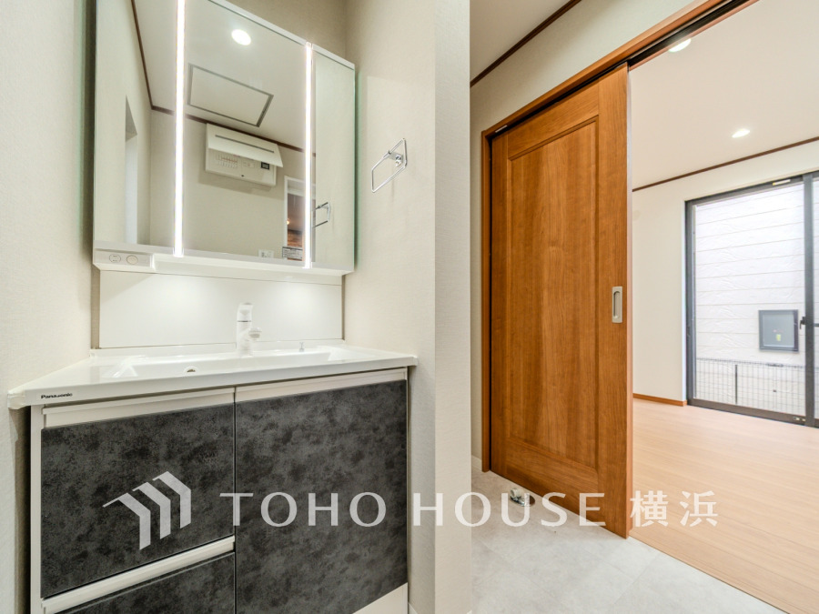 新規交換された洗面化粧台は美しく使いやすい機能が備えられています。