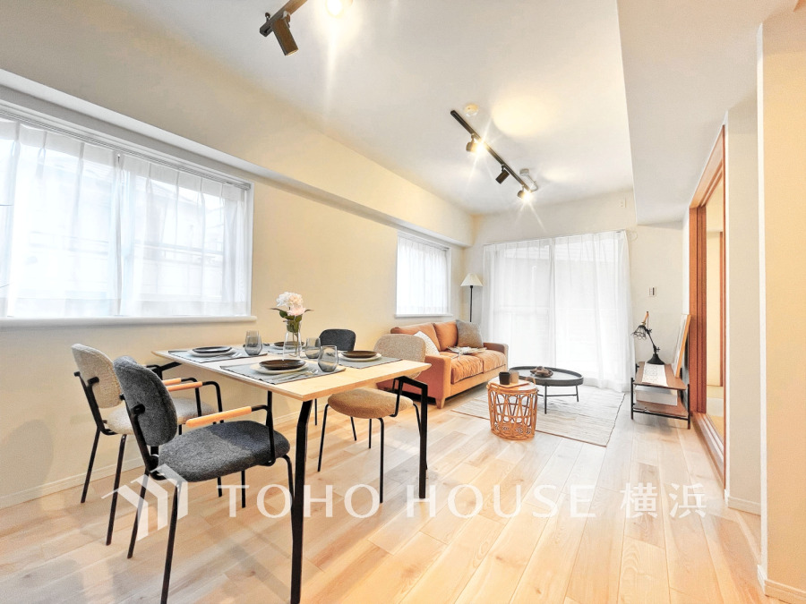 明るく開放的な空間が広がるLDK。室内には豊かな陽光が注ぎ込み、爽やかな住空間を演出。
