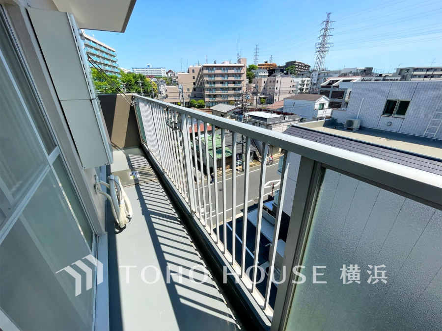 南向きで陽当たり良好なバルコニー。最上階のお住まいからは開放的な眺望が広がります。