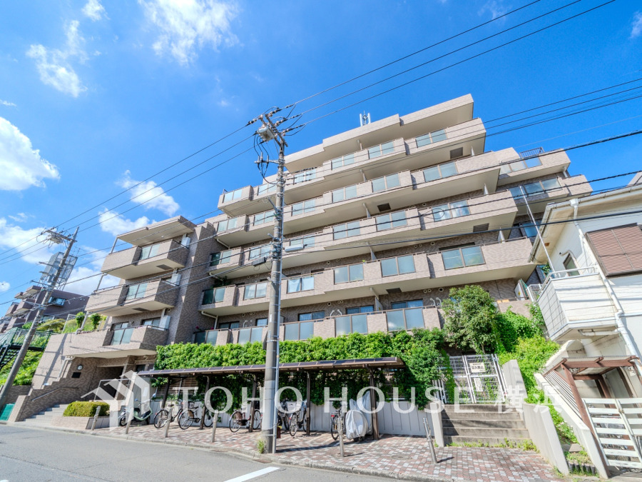ふりそそぐ陽射しと開放的な空間形成。青空を背景に更なる美しさを醸す佇まい。暖かな陽光と爽やかな風がハーモニーを奏でる上質な空間を愉しむ暮らしがここにある。