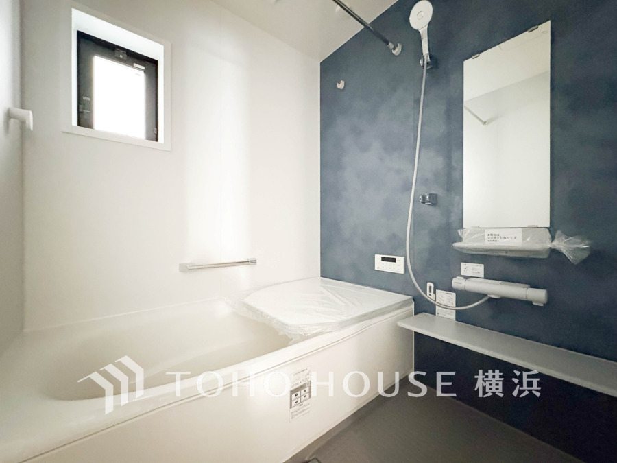 上質が感じられる質感とカラーリングで、清潔な空間美を実現。一日の疲れが癒される優雅なバスタイムを堪能できるゆとりあるバスルームです。