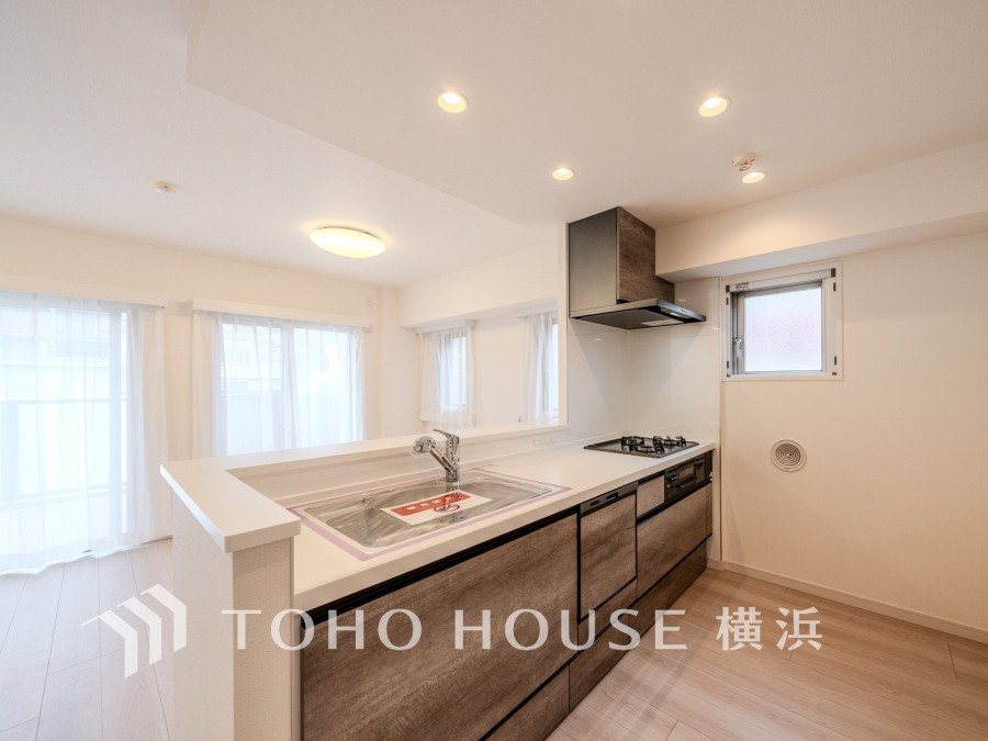 内装の主役でもあり、日常活躍する重要な水回りでもあるからこそ機能性・デザイン性に力を入れております。お手入れのしやすいシステムキッチンを採用しております。