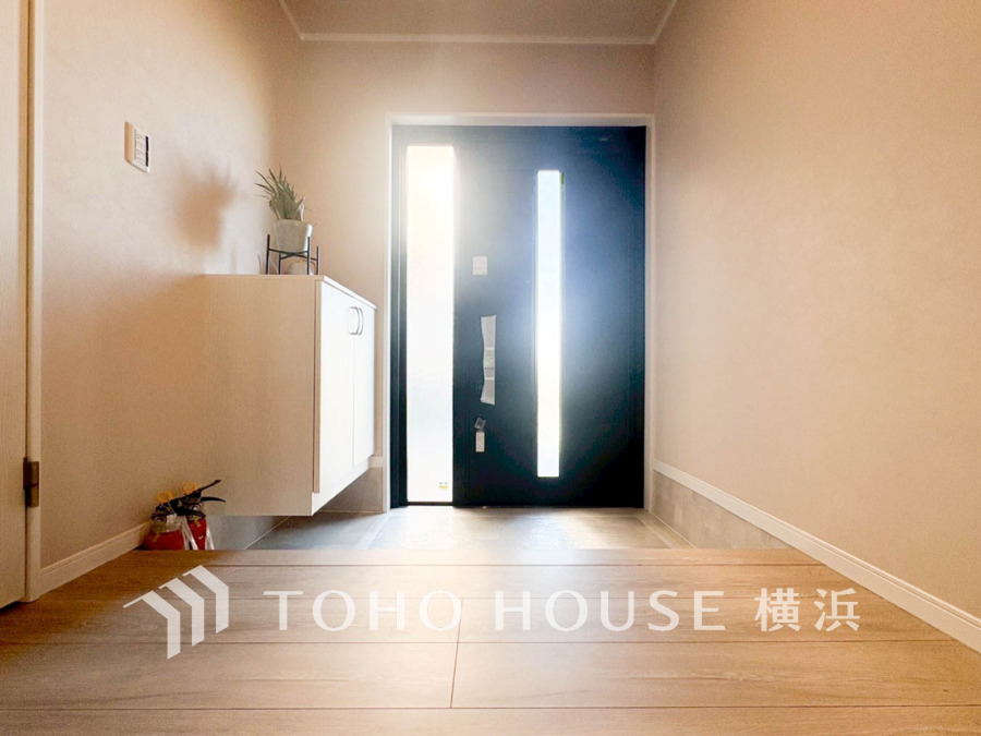 お客様をお迎えする玄関は落ち着いた雰囲気。帰り着くたびに洗練されたテイストの空間に迎えられ誇りと喜びを感じる玄関まわりです。 