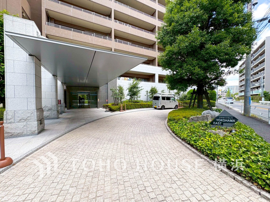 植栽の位置や開放的なエクステリアも含めて美しくトータルにデザインされています。時間のゆとりと空間、爽やかな陽光がもたらす光と風を贅沢なまでに感じる暮らしが始まります。