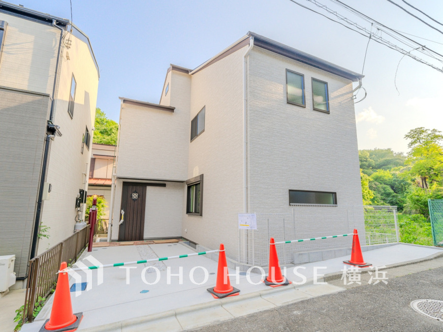 風を感じ青い空から太陽の恵みを感じる温もり溢れる佇まい。住む人を映し出す洗練された佇まいは、いつまでも輝き続けながらいつしか街の風景に溶け込んでいきます。