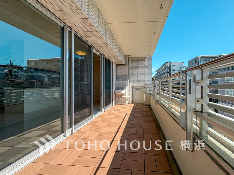 暮らしの中で光と風を演出してくれるバルコニー、見事なまでの開放的な空間を演出しながら、プライベート性も確保された空間は我が家の自慢。